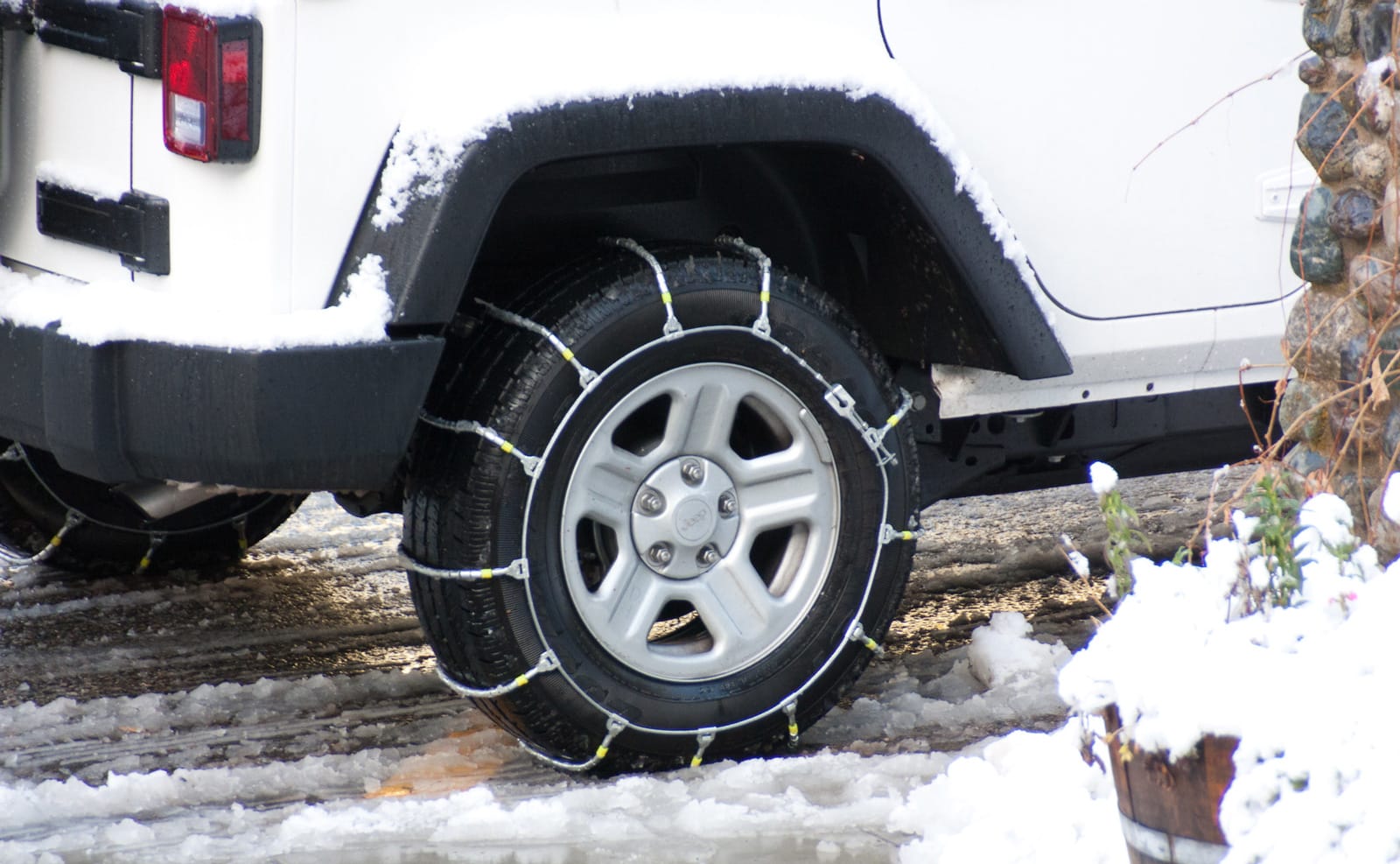 Wie Schneeketten für PKW von König, Maggi und Pewag die Fahrsicherheit im Winter erhöhen
