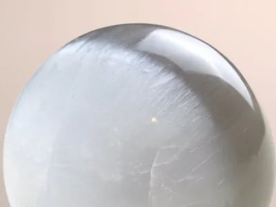 Selenit Heilsteine: Energievolle Begleiter im Alltag
