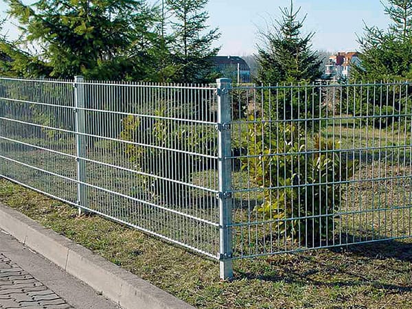 Entwerfen mit Sicherheit: Einbindung von Doppeldrahtgeflechtzäunen