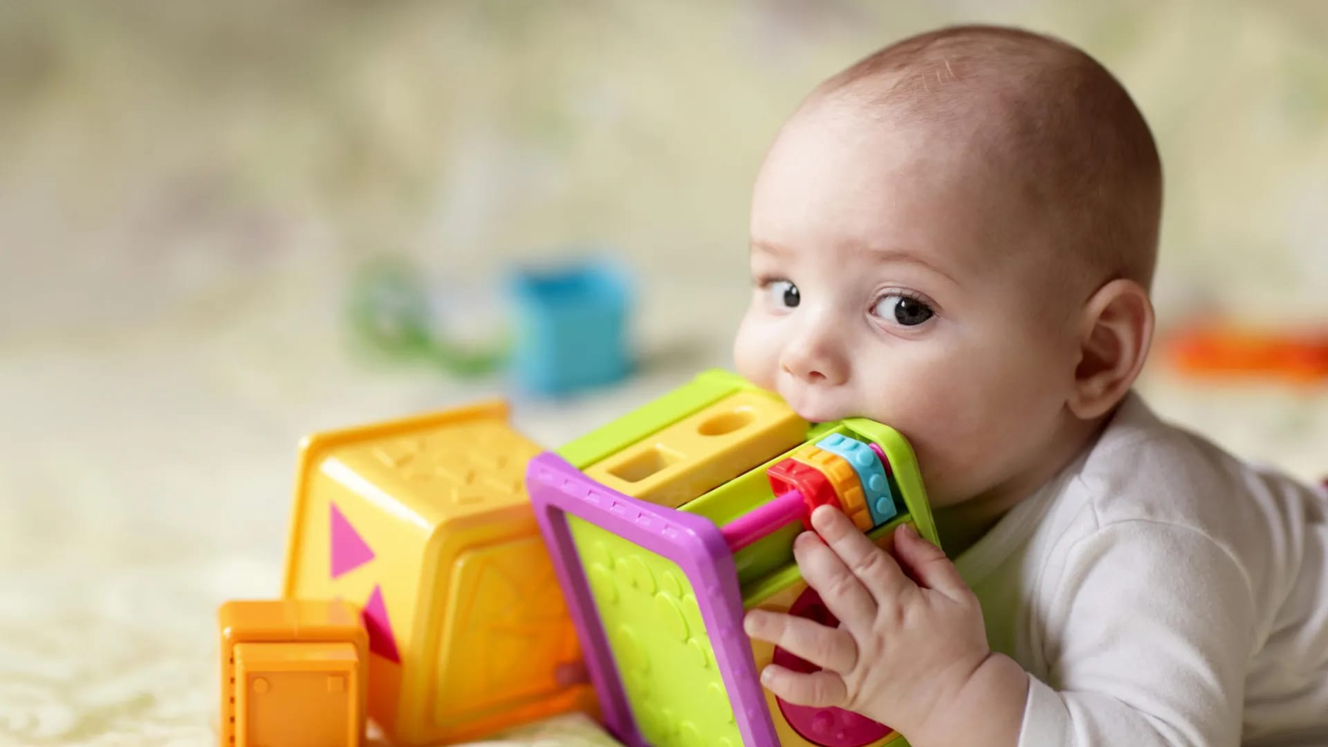Ruhige Spiele Kinder drinnen fuer entspannte Nachmittage