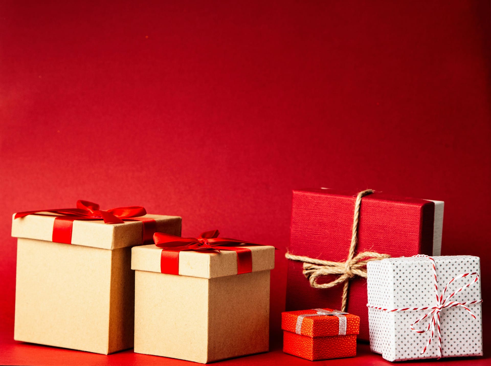 Geschenke zur Geburt: Personalisierte Geschenke, die das Herz von Eltern und Kind berühren
