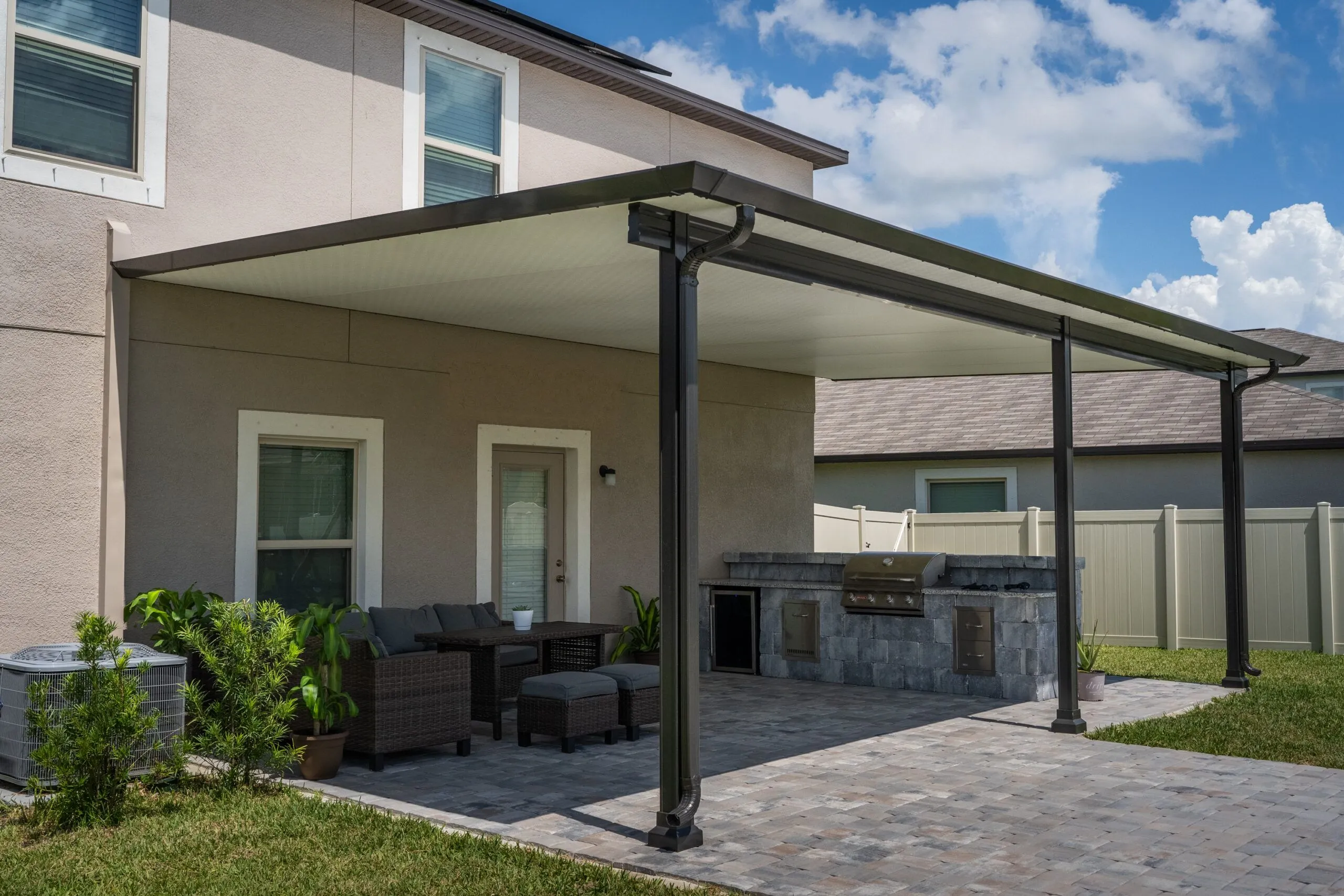 Carport Metall: Flexibel, robust und langlebig für jedes Zuhause