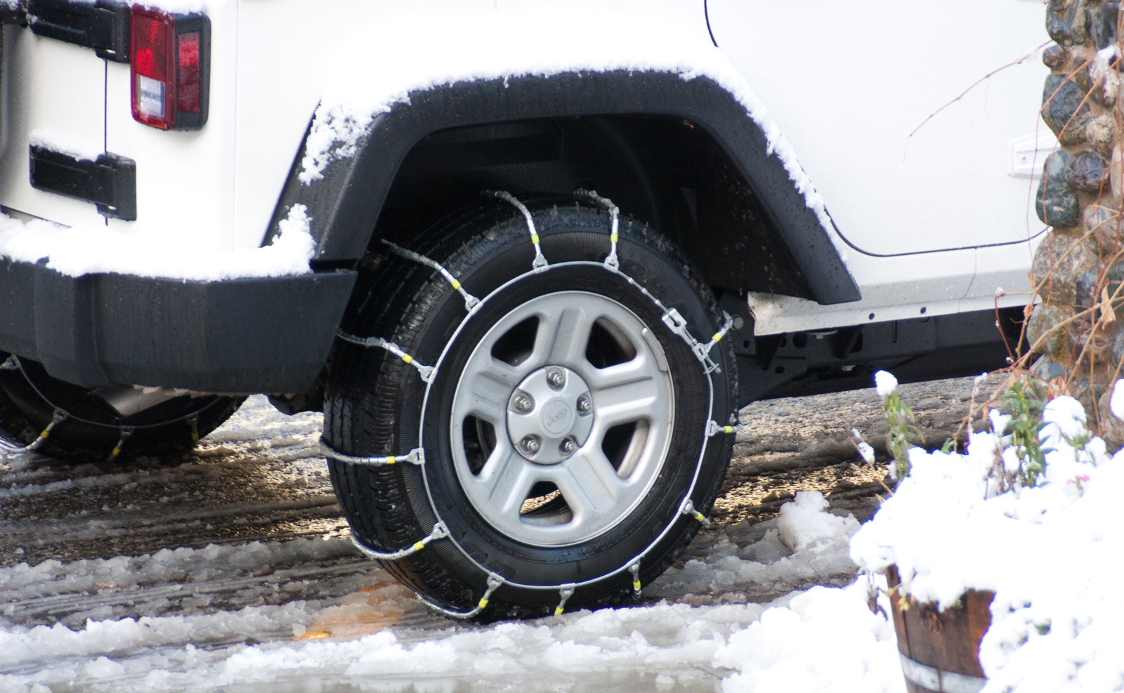 Wie Schneeketten für PKW von König, Maggi und Pewag die Fahrsicherheit im Winter erhöhen