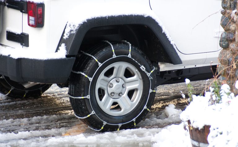 tire-chain-in-the-snow